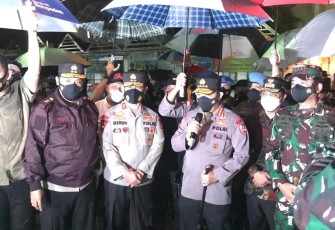 Kapolri Jenderal Listyo Sigit Prabowo bersama Panglima TNI Marsekal Hadi Tjahjanto meninjau lokasi bom bunuh diri di depan Gereja Katedral Makassar, Sulawesi Selatan pada Minggu (28/3/2021).