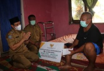 Wakil Walikota Dedy Wahyudi Saat Memberikan Bantuan