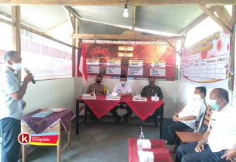 Wawalikota Blitar Tjutjuk Sunario (tengah) Terima Laporan Ketua Posko PPKM Mikro Kelurahan Sananwetan (foto : Faisal NR / Klikwarta.com Blitar) 