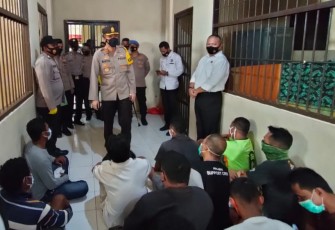 Kapolres SBB AKBP Bayu Tarida Butar Butar Ajak Tahanan Muslim dan Kristen Rutin Jalankan Ibadah 