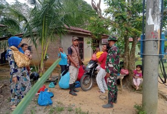 Serda Rajamin Lubis dan Sertu Partogi Sihombing laksanakan Komsos di Dusun Pematang