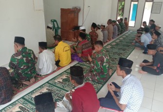 Sembari Tinjau Sasaran TMMD, Dandim 0209/LB Sholat Jum'at Berjamaah Bersama Warga