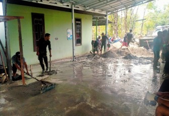 Satgas TMMD Bersama Warga Gotong Royong Pengecoran Lantai Halaman Masjid Al Ikhlas