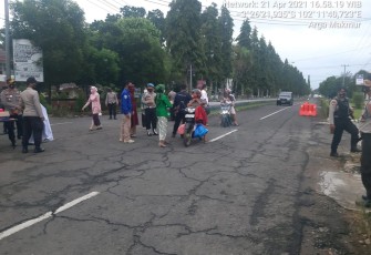 Polwan Bagikan Takjil di depan Mapolres Bengkulu Utara. Inews TV/Ismail Yugo