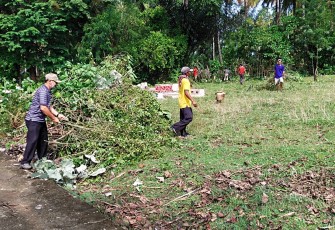 Pemdes Suka Banjar Bersihkan Pemakaman dan Jalan Desa