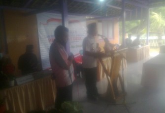 Muhamad Sobirin (kiri) Saat Memberi UcapanSselamat Kepada Perangkat Desa yang Dilantik