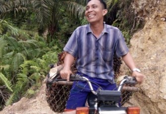 Rifai : Terimakasih Pak TNI Berkat Jalan Ini Dibuka Setengah Hari Saya Bisa Angkut Hasil Panen 7 Trip  