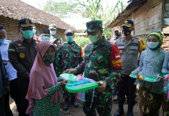 Komandan Kodim 0736/Batang Letkol Arh Yan Eka Putra menyerahkan secara simbolis kunci pembangunan RTLH atau Rumah Tinggal Layak Huni kepada Salbiyah (46), salah satu warga Dukuh Cendono Kidul, Desa Tembok, Kecamatan Limpung, Kabupaten Batang, Rabu (31/3/21).