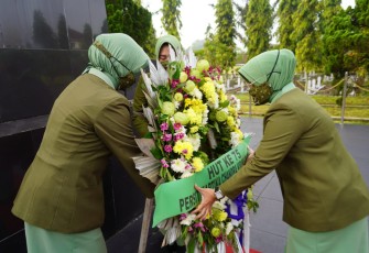 Tanamkan nilai kejuangan para pahlawan kusuma bangsa, Persit Kartika Chandra Kirana Koorcab Rem 071 PD IV/Diponegoro ajak anggotanya ziarah ke makam pahlawan. 
