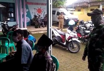 Babinsa Koramil 05/Reban jajaran Kodim 0736/Batang melakukan pendampingan 50 orang lansia dari warga binaan untuk menerima suntikan vaksinasi Covid- 19 tahap I, yang bertempat di Puskesmas Reban, Kecamatan Reban, Kabupaten Batang, Senin (5/4/21)
