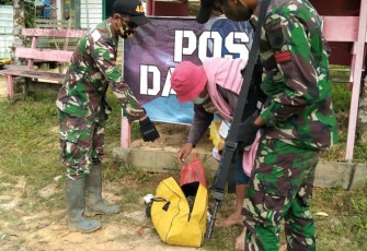 Satgas Pamtas RI-MLY Yonif 407/PK Pos Koki Nanga Bayan telah menggagalkan 1 orang yang diduga PMI Ilegal yang akan masuk ke wilayah Malaysia melalui jalur tidak resmi wilayah perbatasan yang berada di Desa Nanga Bayan, Kec. Ketungau Hulu, Kabupaten Sintang, Kalbar.