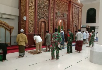 Komandan Kodim 0735 Surakarta, Letkol Inf Wiyata S Aji SE, MDS didampingi Danramil 03 Serengan Kapten Inf Tri Sakti K dan anggotanya adakan Safari Sholat Subuh Berjama'ah bertempat di Masjid Raya Fatimah Jl. Kali larangan Jayengan Serengan Kota Surakarta, (06/04) 