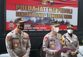 Polda Jawa Tengah berikan bantuan kemanusiaan untuk korban banjir di Nusa Tenggara Timur. Rencananya bantuan tersebut akan diberangkatkan dengan 1 trux box Brimob Polda Jateng dan diserahkan pada Polda Bali pada hari ini, Rabu (07/04/2021)
