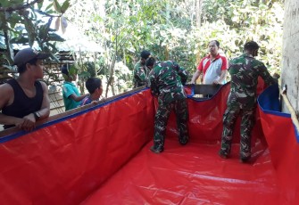 Satgas Pamtas Yonif 407/PK memberikan penyuluhan tentang budidaya ternak ikan lele kepada warga Dusun Semareh, Desa Semareh, Kecamatan Ketungau Tengah, Kabupaten Sintang, Kalbar.