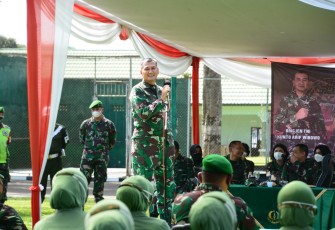 Kasdam III/Siliwangi Brigjen TNI Kunto Arief Wibowo laksanakan kunjungan kerja sekaligus memberikan pengarahan kepada Korum dan anggota Persit KCK Yonif 310/KK di Cikembar Kab. Sukabumi, Kamis (8/4/2021).