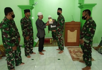 Komandan kodim 0735/Surakarta Letkol inf Wiyata .S.Aji ,SE.MDS  dengan didampingi Danramil 02/Bjs Kapten Inf Narno beserta jajarannya melaksanakan kegiatan safari sholat Jum"at di Masjid An- Nur RT 04/17 Perumahan Clolo Indah Kelurahan Banjarsar kecamatan Banjarsari Surakarta,