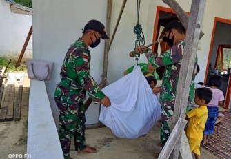 Satgas Pamtas RI-MLY Yonif 407/PK bekerjasama dengan Puskesmas Puring Kencana menyelenggarakan kegiatan Pos Pelayanan Kesehatan Terpadu (Posyandu) di Desa Sungai Mawang, Kecamatan Puring Kencana, Kabupaten Kapuas Hulu, Kalbar.