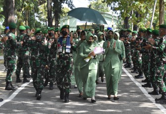 Komandan Korem 073/Makutarama Kolonel Arm Putranto Gatot Sri Handoyo, S.Sos, M.M., didampingi Ketua Persit KCK Koorcab Rem 073/Makutarama, Ny. Henny Putranto Gatot Sri Handoyo serta para Kasi Korem melakukan kunjungan kerja ke Batalyon Infanteri 410/Alugoro, Kabupaten Blora, Jawa Tengah. Jumat (09/4/2021).