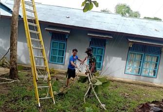 Anggota Pos Kantuk Asam melaksanakan Karya Bhakti bersama warga membersihkan lingkungan kantor Desa Kanguk Asam Kec. Puring Kencana, Kab. Kapuas Hulu, Kalbar. Sabtu (10/04/2021).
