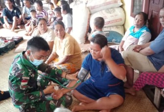Satuan Tugas (Satgas) pengamanan perbatasan (Pamtas) RI-MLY Yonif 407/Padmakusuma memberikan pelayanan kesehatan kepada masyarakat.