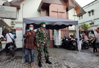 Bintara Tinggi Komunikasi Sosial (Bati Komsos) Koramil 03 Serengan Kodim 0735 Surakarta Pelda Tukiman  menghimbau setiap kegiatan masyarakat agar tetap mengedepankan Protokol Kesehatan dalam semua kegiatan  di GKJ Coyudan Jl. Dr. Rajiman Kel. Jayengan Kec. Serengan dan saat ini sedang berlangsung kegiatan Ibadah Mingguan, (11/04) 