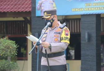 Kapolres Kendal AKBP Raphael Sandhy Priambodo pimpin Apel Gelar Pasukan dalam rangka Operasi Keselamatan Lalu Lintas Candi 2021. Senin (12/04/2021)