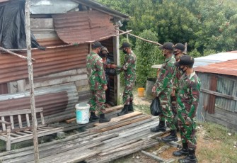 Satgas Pamtas RI-MLY Yonif 407/PK membagikan sembako gratis kepada masyarakat Dusun Kapar, Desa Sungai Senunuk, Kecamatan Batang Lupar, Kabupaten Kapuas Hulu, Kalbar. Senin (12/04/21).