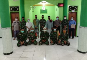Komandan Kodim (Dandim) 0735 Surakarta Letkol Inf Wiyata S Aji SE,MDS, di dampingi Danramil 03 Serengan Kapten Inf Tri Sakti K adakan atau Gelar serta melaksanakan Safari Sholat Subuh Berjama'ah yang bertempat di Masjid Asy-Syukur Jl. Ontorejo RT 03 RW 13 Kelurahan Serengan Kecamatan Serengan Kota Surakarta, (13/04) 