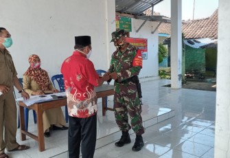 Babinsa Ngablak Koramil 17/Boyolali Kodim 0724/Boyolali , Pelda Kusnin dampingi masyarakat saat menerima Bantuan Langsung Tunai (BLT) Dana Desa tahap III di Balai Desa Ngablak, Kecamatan Wonosegoro, Kabupaten Boyolali.Selasa (13/04).