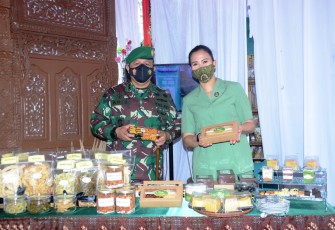 Pangdam IV/Diponegoro Mayjen TNI Rudianto dan ketua Persit Kartika Candra Kirana (KCK) Daerah IV/Diponegoro Novi Rudianto  