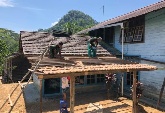 Selain melaksanakan operasi pengamanan perbatasan RI-Malaysia, kehadiran Satgas Pengamanan Perbatasan (Pamtas) Yonif 407/PK juga melaksanakan pembinaan teritorial (Binter) di wilayah penugasan.