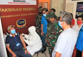 Pangdam III/Siliwangi Mayjen TNI Nugroho Budi Wiryanto, meninjau kegiatan Vaksinasi kepada 3000 orang Lansia dan 4000 orang Guru se-Kotamadya Bandung, bertempat di di Yayasan Dana Sosial Priangan, Jalan Nana Rohana No 37. Bandung, Jawa Barat, Kamis (15/4/2021).