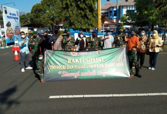 Danrem 071/Wijayakusuma Kolonel Inf Dwi Lagan Safrudin, S.I.P., didampingi Dandim 0701/Banyumas Letkol Inf Chandra, S.E., M.I.Pol., Wakapolresta Banyumas AKBP Kristianto Yoga Darmawan, S.I.K., M.Si., serta Ketua Pegiat UMKM Banyumas saat apel bersama pelepasan Satgas Pendisiplinan Protokol Kesehatan Kabupaten Banyumas dan penyerahan bantuan sosial secara simbolis kepada masyarakat, di Jalan Merdeka Purwokerto, Banyumas. Jumat (16/4/2021).