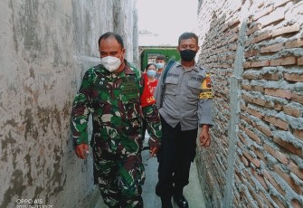 Babinsa Kelurahan  Kemlayan  Koramil 03 Serengan Kodim 0735 Surakarta Serka Abd. Rumbawa ikuti dan monitoring kegiatan Swab Warganya dari petugas Puskesmas Jayengan, (17/04) 