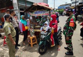 Sertu Hendri Babinsa Koramil 02/Nguter Kodim 0726/Sukoharjo melaksanakan sosialisasi Pemberlakuan Pembatasan Kegiatan masyarakat (PPKM)