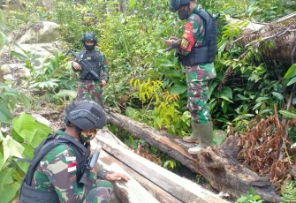 Satgas Pamtas Yonif 407/Padma Kusuma melaksanakan patroli dan pengecekan patok batas negara perbatasan RI-Malaysia di wilayah Kec. Ketunggau Hulu, Kab. Sintang yang dilakukan oleh personel Pos Gunung Sepan Badak.