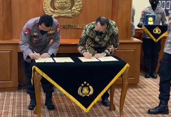 Polri dan Komisi Nasional Hak Asasi Manusia (Komnas HAM) meneken Memorandum of Understanding (MoU) Tentang Penegakan HAM di Indonesia.