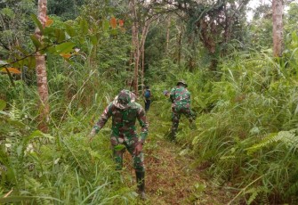 Satgas Yonif 407/PK membersihkan akses jalan menuju sumber air lingkungan wilayah perbatasan
