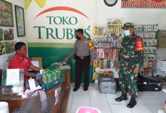 Babinsa Kelurahan Tipes Koramil 03 Serengan Kodim 0735 Surakarta Sertu Sarmin dan Bhabinkamtibmas Aipda Anton Pamuji Melaksanakan Penerapan PPKM di Toko Pertanian Trubus Jl. Bhayangkara Tipes Serengan Kota Surakarta Rabu 21/04/21 