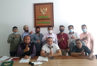 Ketua BAZNAS Kota Semarang  Arnaz Agung Andrarasmara, SE, MM, Ketua Pelaksana BAZNAS Kota Semarang Muhammad Asyhar, S.Sos.I.  foto bersama dengan pengurus harian Forum wartawan Lokal Jateng (FWLJ) Rabu 21/04/2021