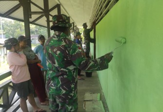Anggota Pos Keladan Satgas Pamtas RI-MLY Yonif 407/PK bersama warga melakukan pengecetan dan memperindah tampilan SDN 08 Keladan yang berada di Desa Keladan, Kecamatan Batang Lupar, Kabupaten Kapuas Hulu, Kalimantan Barat. Kamis (22/04/2021).