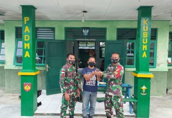 Satgas Pamtas RI-MLY Yonif 407/PK Anggota Pos Perumbang telah menerima satu buah Granat Nanas aktif secara sukarela dari masyarakat desa binaan, pada Kamis (22/04/2021)