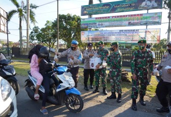 Prajurit Wijayakusuma Korem 071/Wijayakusuma bersama anggota Polri Polresta Banyumas, bersinergi berbagi Takjil untuk masyarakat.