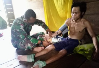 Prajurit Satgas Pamtas RI-MLY Yonif 407/PK anggota Pos Kout melakukan kegiatan bakti sosial pelayanan kesehatan dan pengobatan gratis kepada warga di Desa Bekuan, Kec. Ketungau Hulu, Kab. Sintang, Kalimantan Barat. Sabtu (24/04/21).