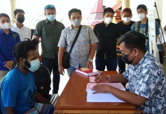 Ferry Pakage, Pemilik akun Facebook an.Cobalt. yang memposting video secara live streaming video di Facebook yang mana mengajak untuk membakar bendera merah putih, berkas perkara tahap dua diserahkan Satgas Cyber Nemangkawi ke Kejaksaan Negeri Jayapura, Jumat 23/4/2021.