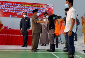 Walikota Santoso Pakaikan Piranti Proyek ke Penerima Pekerjaan Penanda Peluncuran PKT Kotaku (foto : Faisal NR / Klikwarta.com Blitar) 