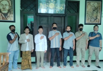 Ketua Pengurus Wilayah Nahdhatul Ulama (PWNU) Jawa Tengah Drs. H. Mohamad Muzamil foto bersama pengurus foto bersama di dikantornya yang beralamat Jl. Dr. Cipto Semarang, Selasa (27/04/2021).