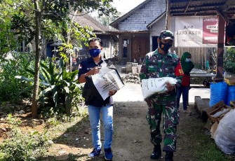 Babinsa Koramil 16/Tingkir Kodim 0714/Slatiga bersama unsur tiga pilar Mendampingi dari Dinas Sosial Salatiga, melaksanakan kegiatan Penyaluran Bansos untuk warga  Disabilitas di Kelurahan Kulpulrejo Kecamatan Argomulyo, Salatiga, selasa (27/04/2021)