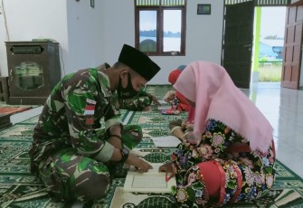 Anggota Pos Katuk Asam mengajarkan mengaji kepada anak-anak perbatasan RI-Malaysia yang berada di Dsn. Pondok Permanen, Ds. Kantuk Asam, Kec. Puring Kencana, Kab. Kapuas Hulu, Kalimantan Barat. Selasa (27/04/2021).