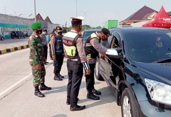 Personel gabungan dari Kodim 0710/Pekalongan, Polres Pekalongan Kota, BPBD,Sarpol PP dan Dinas Kesehatan Kota Pekalongan melaksanakan Ops Yustisi di Exit Tol Setono tepatnya di depan Pos Pengamanan lalu lintas Jum,'at (30/4/21).